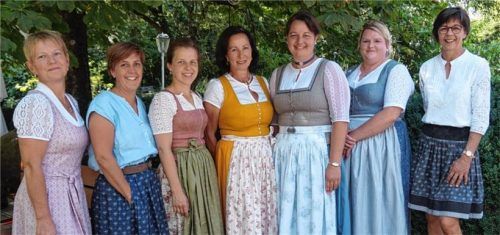 Bilden die weibliche Führungsspitze: Kreisbäuerin Katharina Kern (Mitte), die stellvertretende Kreisbäuerin Maria Fischbacher (Dritte von rechts) sowie die Beiräte (von links) Irmgard Inninger, Sabine Gaßner, Magdalena Baumgartner, Maria Riepertinger und Maria Bichler.