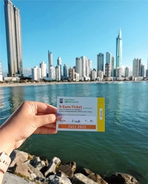 Bis nach Brasilien hat es dieses Stadtbus-9-Euro-Ticket geschafft. Das Foto entstand vor der Skyline der Stadt Balneário Camboriú. Foto  Re