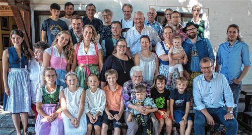 Blickt auf neun Jahrzehnte zurück: Jubilarin Franziska Hüttl (vorne, Mitte) im Kreise ihrer großen Familie sowie mit (vorne, rechts) Bürgermeister Georg Weigl. Foto Stache