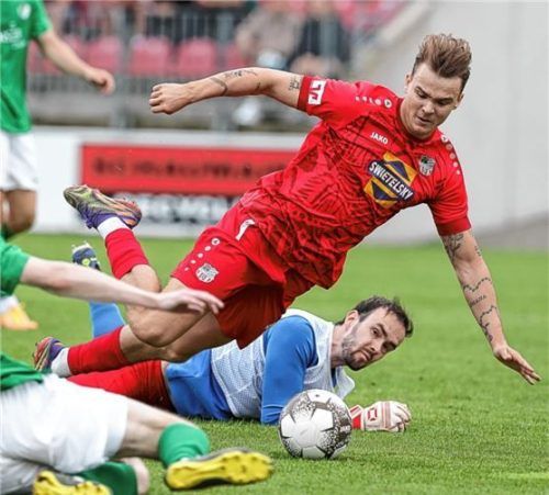Brunnthals Torhüter Maximilian Geisbauer bringt Julian Höllen im Strafraum zu Fall. Den fälligen Strafstoß verwandelt der Gefoulte zum 1:0.Foto Hans Weitz