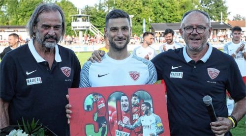 Buchbachs Kapitän Aleks Petrovic wurde für sein 300. Regionalliga-Spiel ausgezeichnet.Foto Michael Buchholz