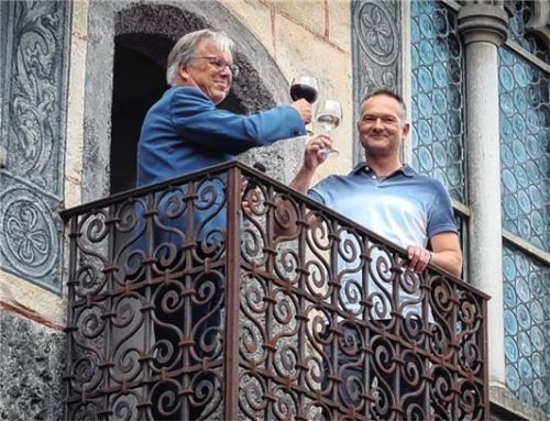 Bürgermeister Michael Kölbl (hier bei der Eröffnung des Weinfestes, links) freut sich über einen Dankesbrief des WFV, hier mit dem Vorsitzenden Andreas Bonholzer. Foto  Rieger