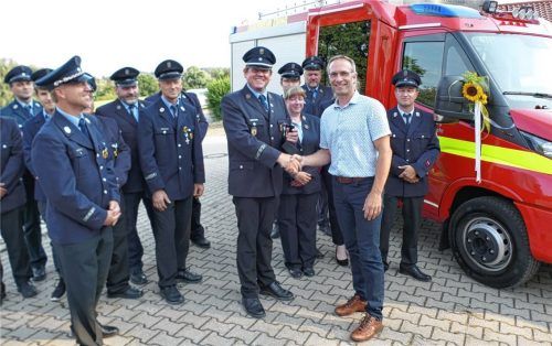 Bürgermeister Robert Pötzsch wünschte gute Fahrt mit dem neuen MLF und übergab den Schlüssel an den stellvertretenden Kommandanten Sebastian Praßl.Foto  Bachmaier