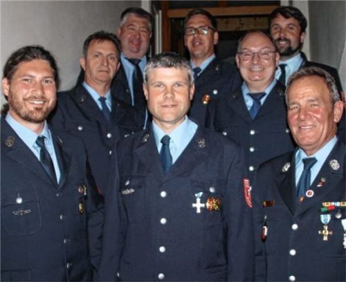 Bürgermeister und scheidender Vorsitzender Christoph Greißl (von links) übergab das Kommando an den neuen Vorstand mit Siegfried Eberl, Josef Hundschell, Josef Heindl, Josef Greißl, Richard Decker und Alexander Maier. Auch Kreisbrandmeister Herbert Rutter freute sich. Foto Wittmann