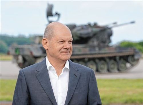 Bundeskanzler Olaf Scholz (SPD) besucht das Ausbildungsprogramm für ukrainische Soldaten an dem Flugabwehrkanonenpanzer Gepard. Foto dpa