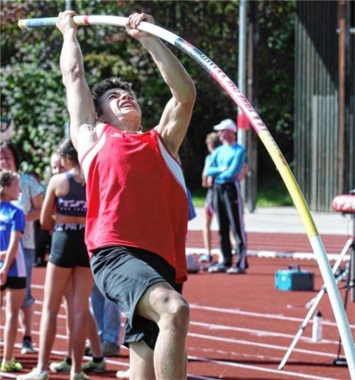 Christian Wimmer vom TSV Wasserburg siegte in Rottach-Egern im Stabhochsprung der Jugend.Foto Ludwig Stuffer