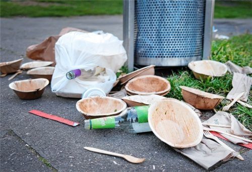 Das neue Gesetz bedeutet keineswegs das Ende des Verpackungsmülls, der sich an öffentlichen Plätzen stapelt. Foto dpa