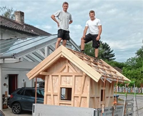 Das neue Spielhäuschen wird angeliefert. Markus Weichselbaumer (links) und Julian Späth von der Berufsschule Bad Aibling erfüllten damit den Kindern einen Traum.Foto re.