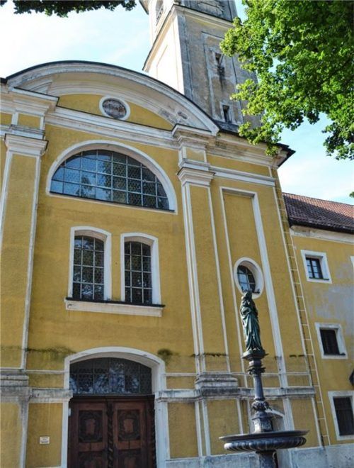 Das Schutzgerüst an der Klosterkirche Reisach wurde abgebaut. Bald soll ein neues für Sicherheit sorgen.Foto  lotter
