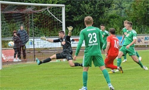 Das Tor zum 4:0-Endstand durch Bruckmühls Maxi Gürtler (Nummer 10). Foto Franz Ruprecht