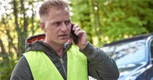 Das Vorgehen bei einem Unfall: Notruf absetzen, Unfallstelle sichern, lebensrettende Sofortmaßnahmen einleiten. Foto djd/Itzehoer Versicherungen