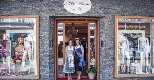 Das „Wäschegeschäft“ Miss Anita in der Rosenheimer Fußgängerzone stattet die diesjährige Miss Herbstfest aus. Fotos re