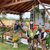 Burschen und Dirndl feiern