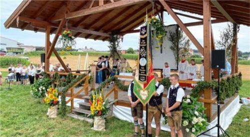 Den feierlichen Festgottesdienst umrahmte der Ramsauer Rhythmuschor (links).