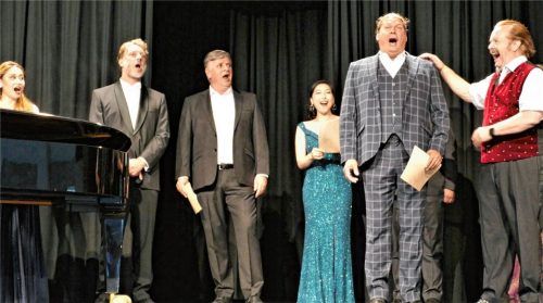 Den musikalischen Ritterschlag gibt Oskar Hillebrandt (in roter Weste) Markus Herzog. Im Hintergrund (von links nach rechts) Kayo Hashimoto, Lukas Kunze, Michael Doumas, Nahoko Nakagami. Verdeckt: Simon Hermannsdorfer und Gesa Jörg