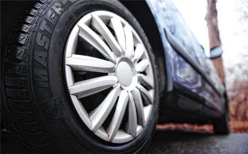 Der 35-Jährige montierte mehrfach die Autoreifen von abgestellten Fahrzeugen ab. Foto DPA/Nicolas Armer