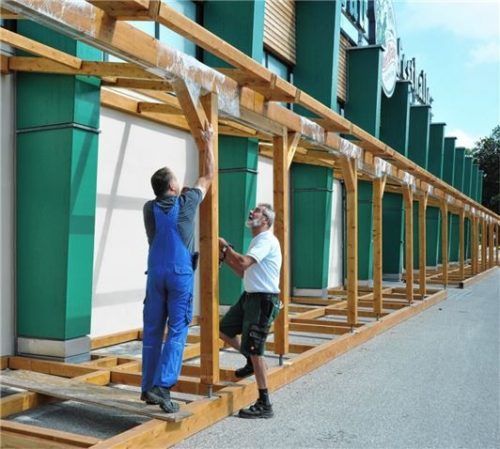 Der Außenbereich der Auerbräu-Festhalle nimmt langsam Gestalt an.