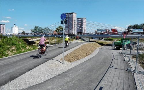 Der Fuß- und Radweg am südlichen Mangfalldamm ist voll befahrbar. Foto  Riediger