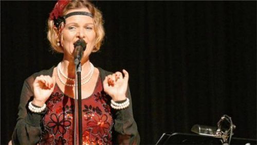 Der „Gummikavalier“ amüsiert auch Katja Ritter.Foto  Janka