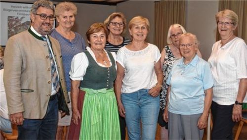 Der Helferkreis für Seniorenarbeit mit Bürgermeister Stefan Lederwascher, Sophie Huber, Sabine Resch, Inge Munzinger, Orga-Leiterin Elisabeth Weiß, Mariele Birkinger, Hanni Karrer und Monika Jakobi, Seniorenbeauftragte der Gemeinde Flintsbach (von links).Foto re