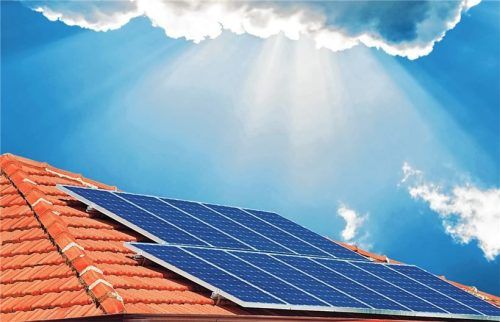 Der Himmel ist die Grenze: Der Bund will Solarenergie mit höheren Förderungen wieder weltweit konkurrenzfähig machen. Foto Panthermedia/evkro