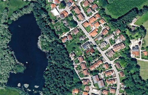 Der Kolbermoorer Norden: Die alte und neue Siedlung östlich des Tonwerkweihers sollen in einem „Quartierskonzept“ auf ihr Potenzial für die Umstellung von Ölheizungen auf erneuerbare Energien untersucht werden. Foto  BayernAtlas
