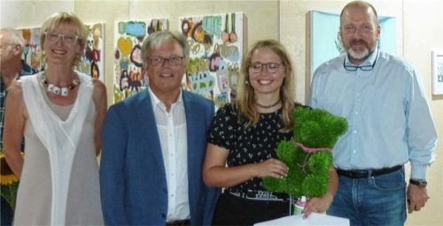 Der mit 1000 Euro dotierte Preis geht an die Nachwuchskünstlerin Josefine Pytlik. Bei der Preisverleihung dabei (von links): Erste Vorsitzende des AK68, Katrin Meindl, Bürgermeister Michael Kölbl, Preisträgerin Josefine Pytlik und Vorsitzender der Sparkasse Wasserburg, Mischa Schubert. Foto Janeczka