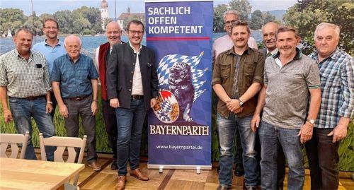 Der neu gewählte Bayernpartei-Kreisvorstand: (von links) Beisitzer Helmut Herreiner, stellvertretender Kreisvorsitzender Stephan Fröhlich, Kassenprüfer Peter Zierer, Landesvorsitzender Florian Weber, Kreisvorsitzender Helmut Freund, Beisitzer Benno Steiner, Schriftführer Georg Wörndl, Hubert Dorn, Generalsekretär des Landesverbands, und die Beisitzer Georg Hötzelsperger und Josef Maier. Foto Bayernpartei