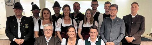 Der neue Vorstand: (stehend von links) Emmeran Voringer, Helmut Schröder, Nadine Taucher, Stefan Aicher, Heidi Asenbeck, Markus Traxler, Manuela Böttcher, Christopher Schurzmann, Maximilian Böttcher, Bürgermeister Johannes Thusbaß und Peter Schmöller sowie (sitzend von links) Peter Wagenstetter, Sandra Schurzmann und Dominik Taucher.Foto re