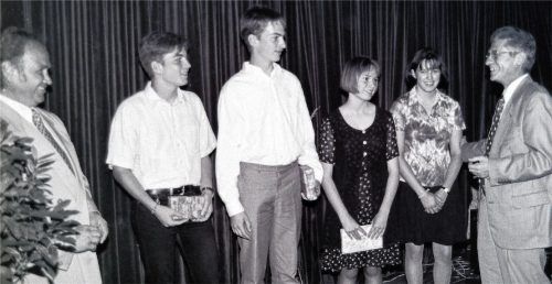 Der Schulversuch der freiwilligen zehnten Klasse an der Wasserburger Hauptschule war vor 25 Jahren ein voller Erfolg. Hier ein Foto von den Jahrgangsbesten mit Konrektor Rudi Kolbig (links) und Rektor Gerhard Ruß (rechts). Foto rieger