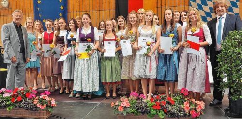 Der stellvertretende Landrat Sepp Konhäuser (links) und Schulleiter Andreas Gembala (rechts) zeichneten 23 Absolventen der Staatlichen Berufsschule II mit einem Staatspreis aus, die im Schulabschluss einen Notendurchschnitt von 1,0 hatten. Foto Buthke