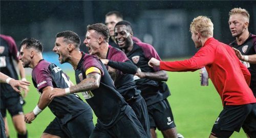 Der TSV Buchbach jubelt in der Nachspielzeit über den Ausgleich im Derby gegen Burghausen.Foto Buchholz