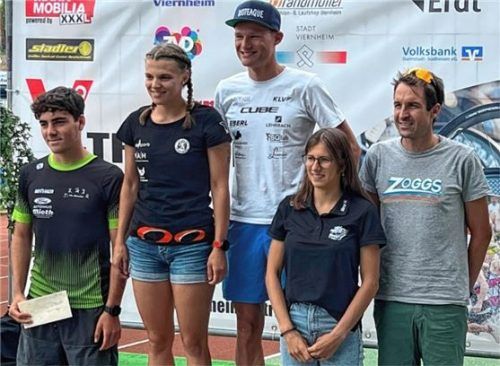 Der Überseer Profi-Triathlet Julian Erhardt (Mitte) sicherte sich in Viernheim den Sieg und die Gesamtwertung des Rhein-Neckar-Cups. Ihm gratulierte Julian Becker, Damen-Siegerin Kathrin Halter sowie die Zweitplatzierten Nina Heidemann und Boris Stein (von links).Foto Erhardt