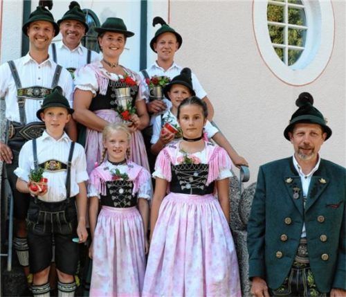 Der Vorsitzende Bernhard Bauer (rechts) freute sich mit den Siegern beim Vereinspreisplattln der „D’Geiglstoana“ Trachtler in Sachrang. Foto Rehberg