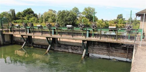 Der Zufluss zum Werkskanal wurde am Wehr in Oberwöhr bereits gedrosselt, damit mehr Wasser im Mutterbett der Mangfall bleibt.