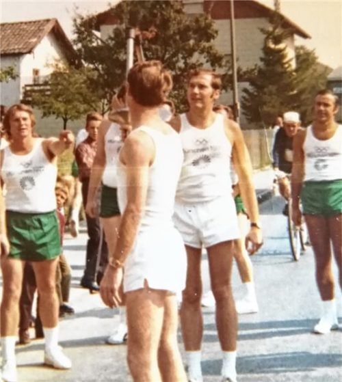 „Des bin I“: Georg Bitter reichte ein Blick, und er hatte das Foto von 1972 einsortiert: Er übergibt die olympische Flamme an Hans-Ulrich Kröger. Hampel