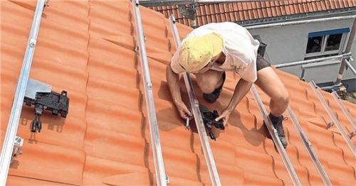 Dezentrale Lösung: Jeder Mikrowechselrichter ist nur mit einem einzigen Fotovoltaik-Modul verbunden. Foto djd/enphaseenergy.com/immerei Schwarz/Solar Kollektiv