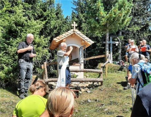 Diakon Sepp Stürzer und Pater Joachim Sachse (von links) segnen den Bildstock. Foto re
