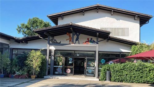 Die alte Mittelschule in Bad Endorf wird durch einen Neubau ersetzt. Foto Böhm