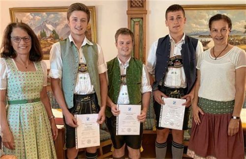 Die Besten des Sommersemesters (von links) Schulleitung Anna Bruckmeier, Marinus Pröbstl, Josef Huber, Maximilian Kalteis und Semesterleitung Monika Schaecke. Fotos Aelf
