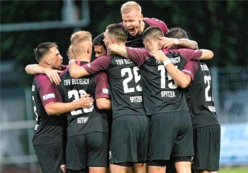 Die Buchbacher feiern den Ausgleichstreffer zum 1:1 durch Sammy Ammari. Foto Michael Buchholz
