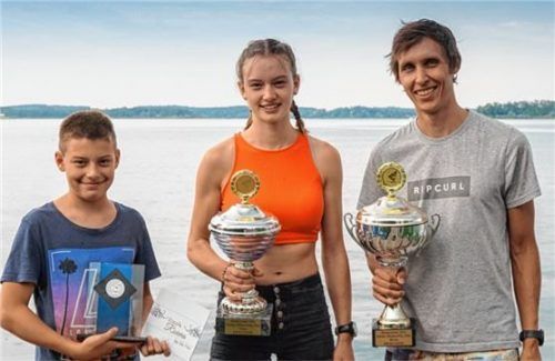 Die Clubmeister des Priener Windsurfing-Clubs: (von links) Alexander Huber (Jugend), Amelie Huber und Toni Stadtler. Foto Re