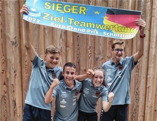 Die deutsche U16 bejubelt den Sieg im Mannschafts-Zielschießen. Foto Albert Kamhuber