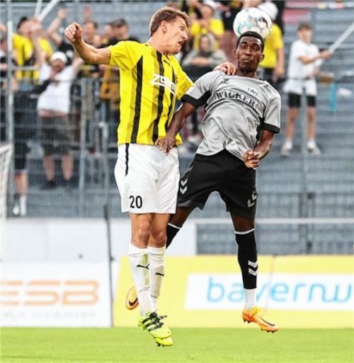 Die DJK Vilzing behielt im Duell gegen Wacker Burghausen, wie auch hier Christian Kufner (links) gegen Aboubacar Cisse, die Oberhand.Foto gabi Zucker