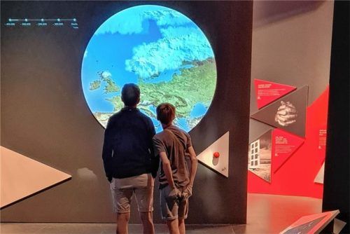 Die Entwicklung der Eiszeit in Europa kann auf dem Bildschirm in der Ausstellung „Eiszeit“ im Rosenheimer Lokschuppen nachverfolgt werden. Foto vkr