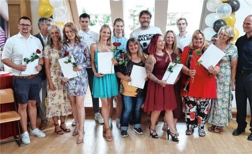 Die erfolgreichen Absolventen im Bereich Pflegefachhilfe und ihre Lehrkräfte. Fotos re