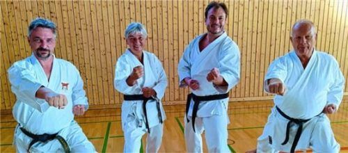 Die Feldkirchener Karateka von links: Adriaan van Oosten, Heidi Gareis, Martin Faust und Spartenleiter Norbert Dank. Foto  Kersting-Statt
