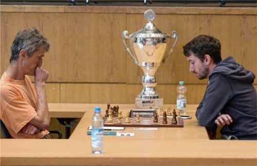 Die Finalpartie zwischen Robert Vogel (links, mit Weiß) und Philipp Häußler, dahinter der Silberpokal, der nach dreimaligem Gewinn vergeben wird.Foto SK Bad Aibling