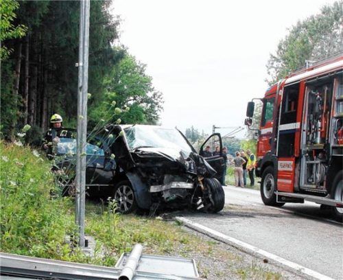 Die Front des Unfallfahrzeugs war nach dem Zusammenstoß mit dem Baum völlig deformiert. Foto Reisner