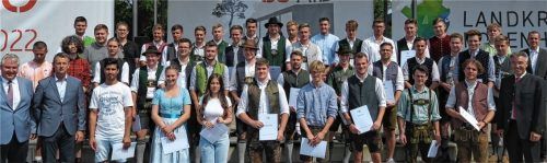 Die geehrten Schüler, flankiert von Schulleiter Jürgen Ersing und Kreishandwerksmeister Rudolf Schiller (von links) sowie dem stellvertretenden Schulleiter Florian Dietz und Landrat Otto Lederer (von rechts).Foto Baumann